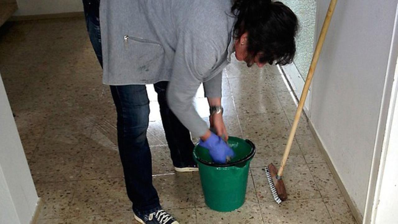 Il 19enne ha palpeggiato la donna delle pulizie del condominio