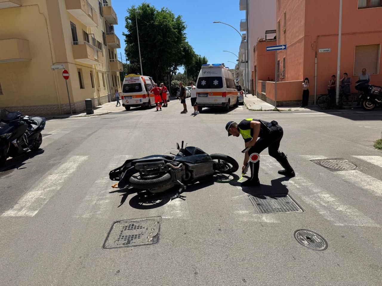 Alghero, mancata precedenza all’incrocio: motociclista finisce sull’asfalto