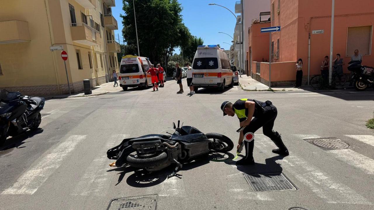 Alghero, mancata precedenza all’incrocio: motociclista finisce sull’asfalto