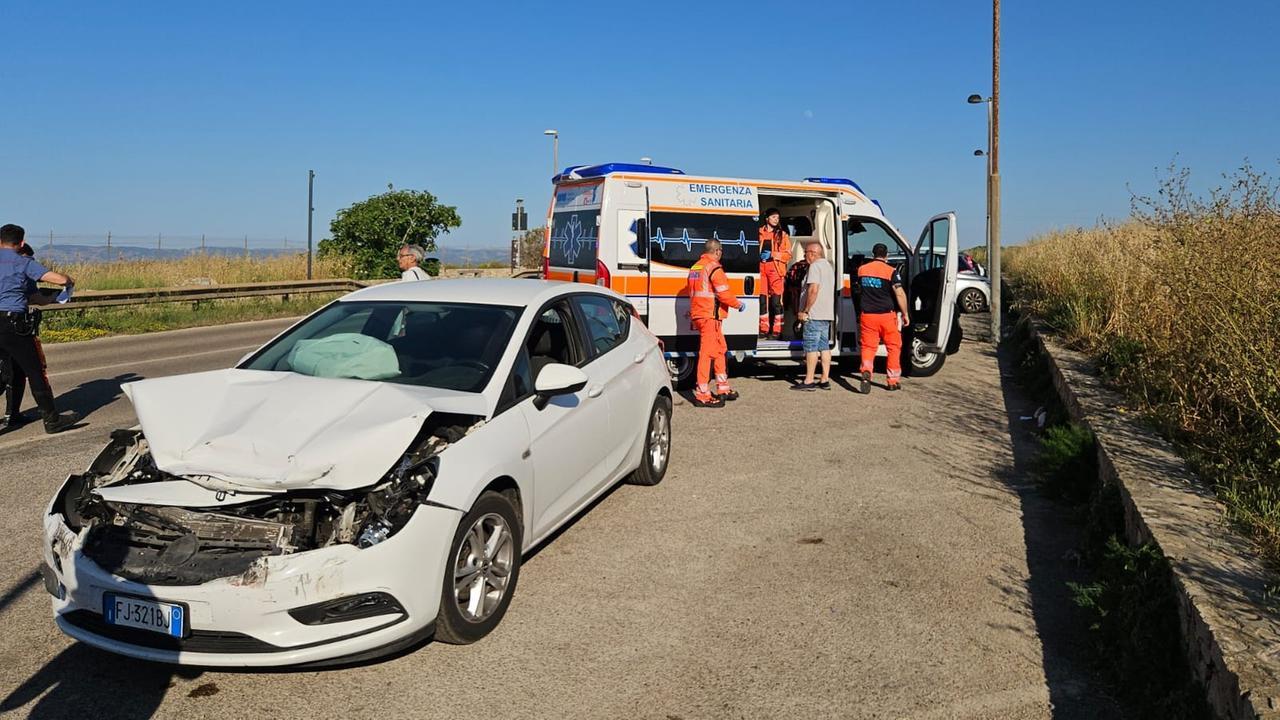Porto Torres, violento tamponamento tra due auto: ferita un donna