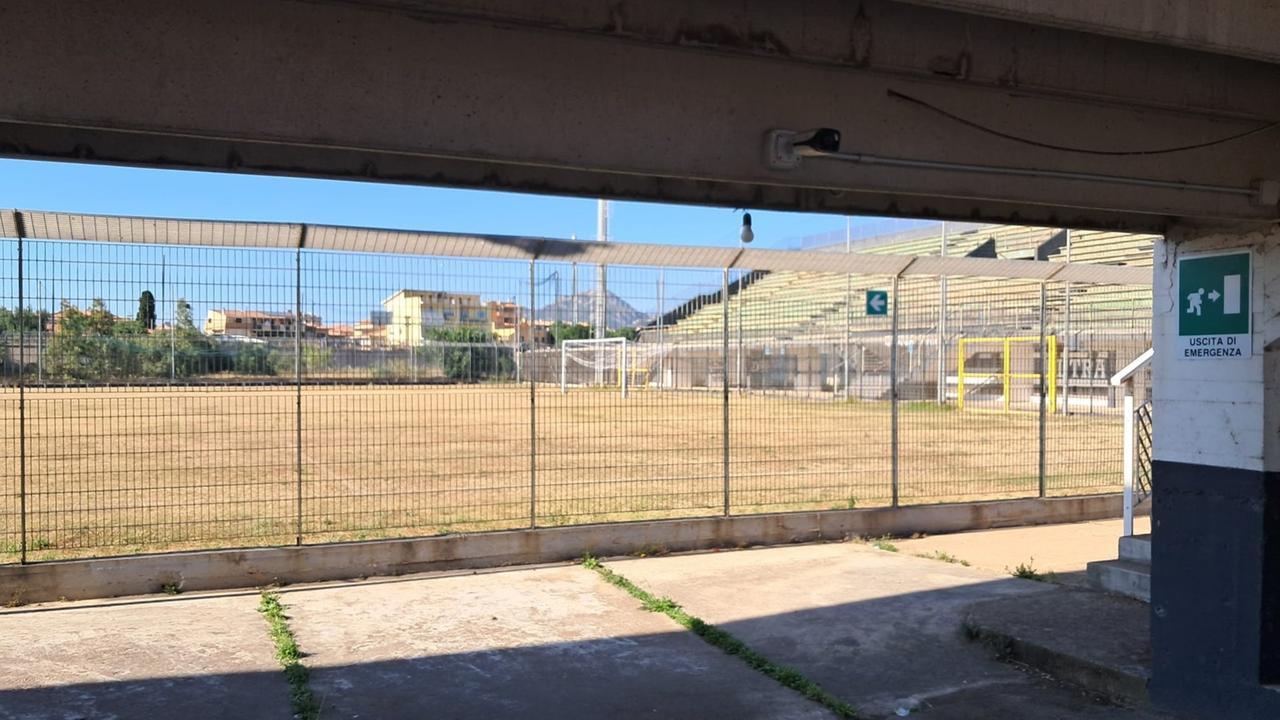 Olbia, il Bruno Nespoli è abbandonato: il Comune si riprende le chiavi dello stadio