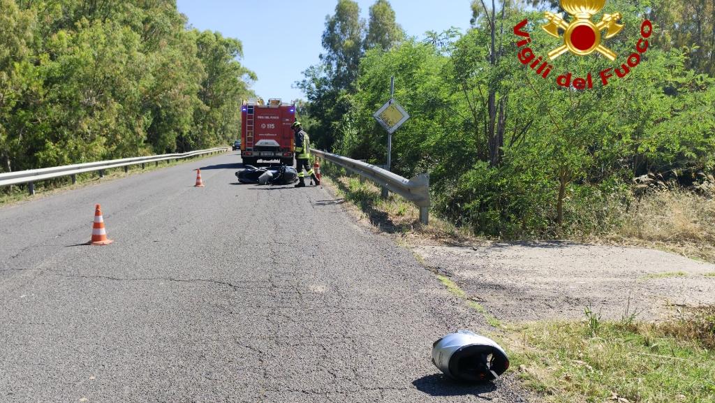 Auto contro moto sulla provinciale: centauro sbalzato sull’asfalto