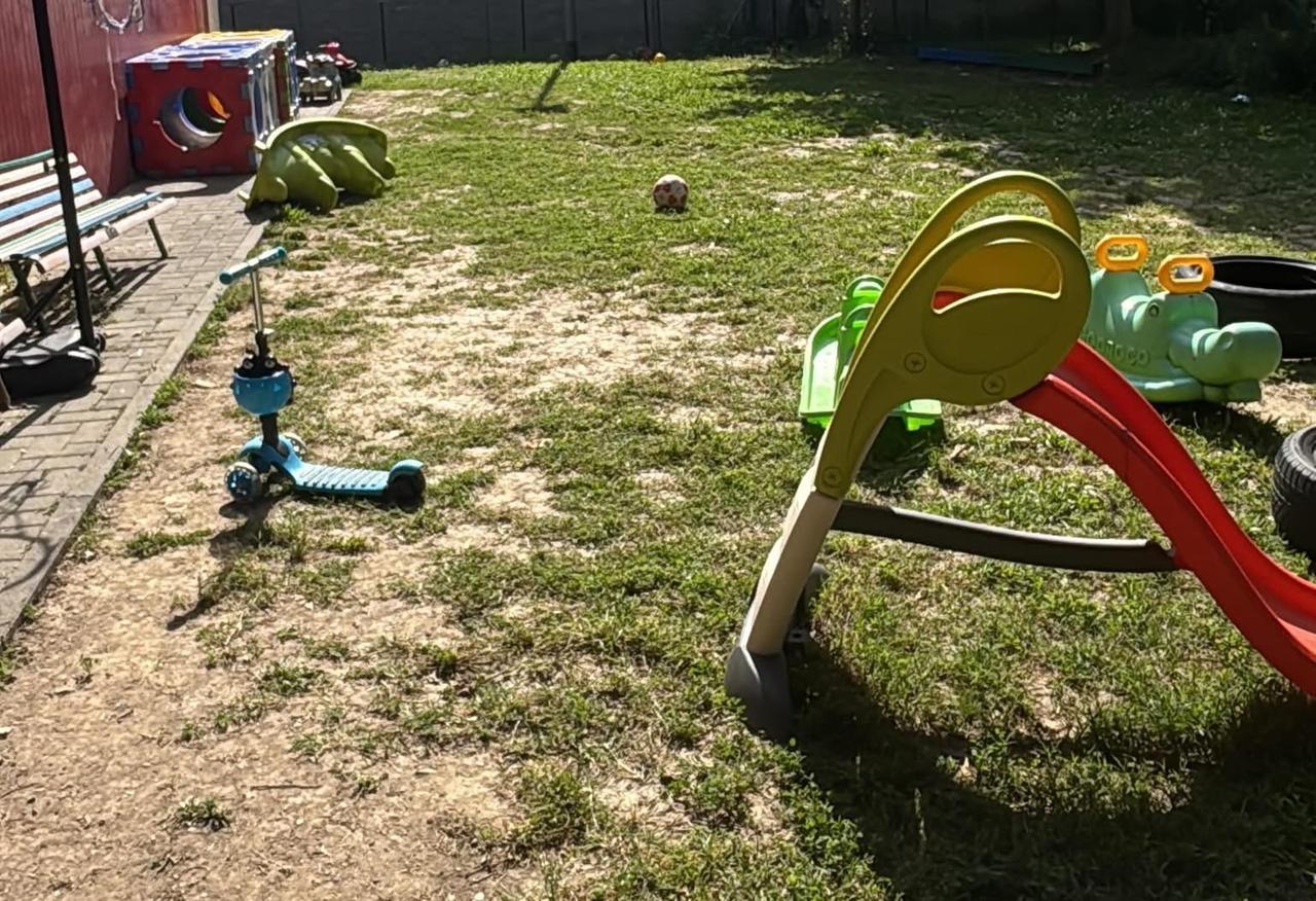 Vigarano, i vandali colpiscono i giardini della scuola d’infanzia Sacro Cuore: giochi danneggiati e strutture divelte