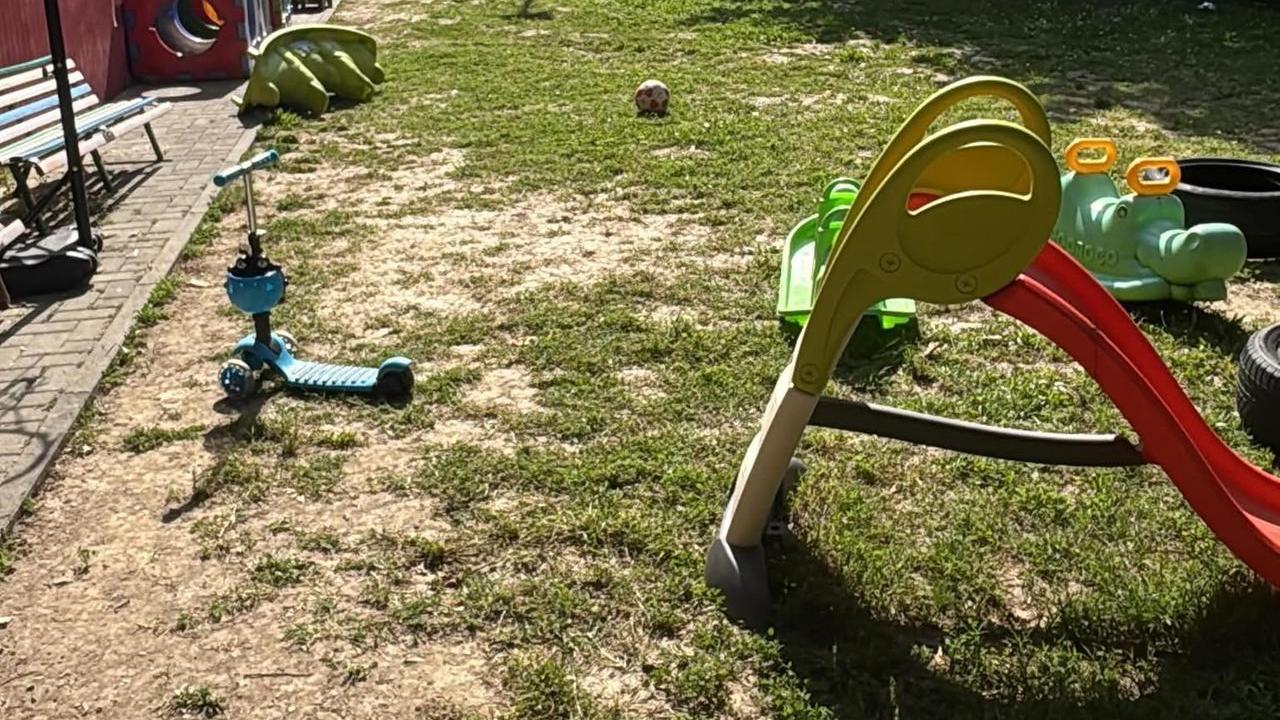 Vigarano, i vandali colpiscono i giardini della scuola d’infanzia Sacro Cuore: giochi danneggiati e strutture divelte