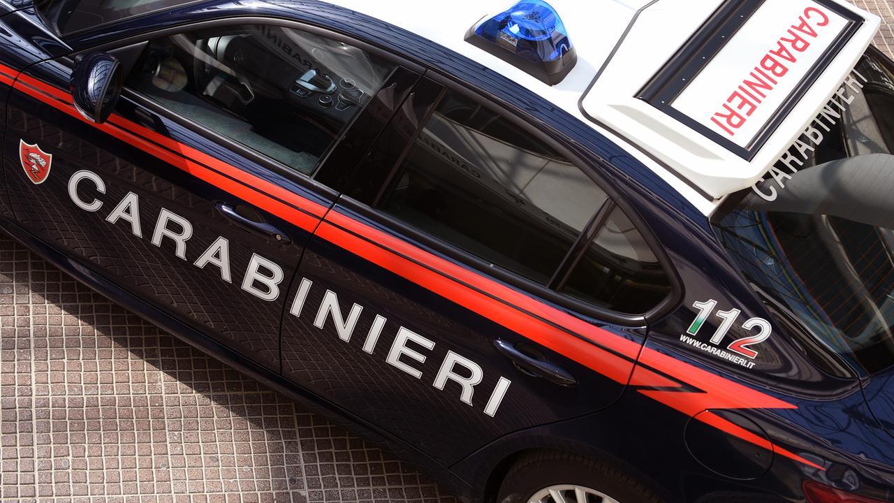 Follia al funerale della moglie di Moggi, un uomo aggredisce il parroco prima della messa: cosa è successo
