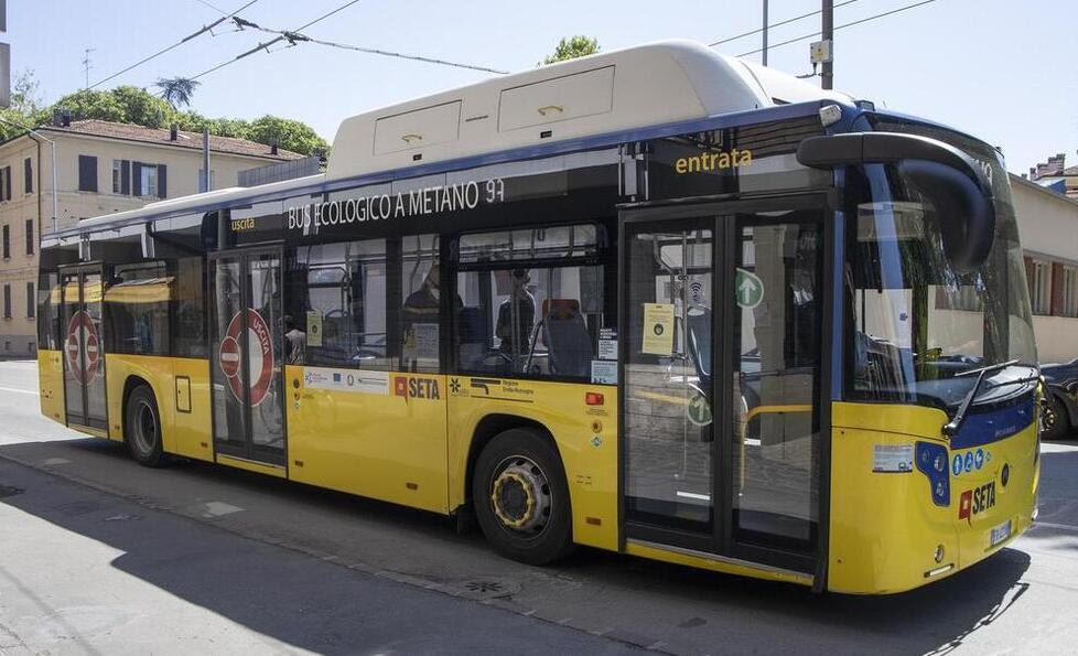 «Ferma il bus, devo scendere». Sputa all’autista e poi lo picchia in stazione a Modena