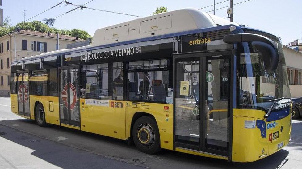 «Ferma il bus, devo scendere». Sputa all’autista e poi lo picchia in stazione a Modena