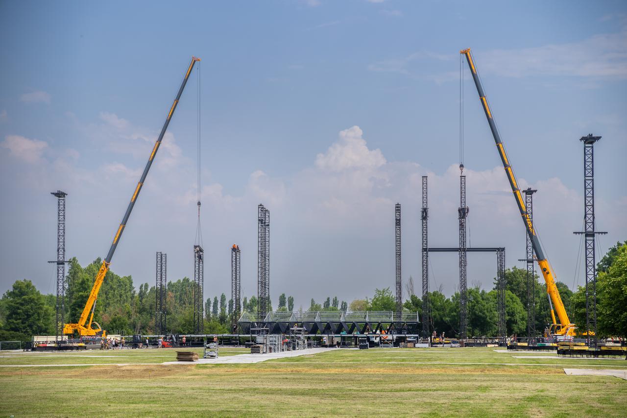 Vasco a Ferrara, prende forma «sua Maestà il Palco»