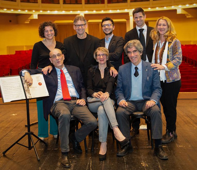 
	Guido Moradei&nbsp;(il terzo seduto da sinistra) con la dirigenza della Camerata

