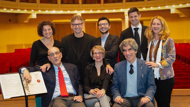 Guido Moradei (il terzo seduto da sinistra) con la dirigenza della Camerata