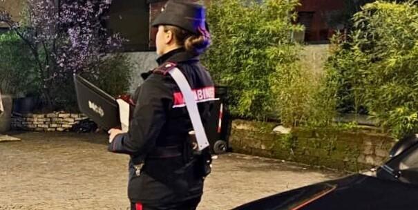Cocci di vetro, un bastone e un taglierino come armi: violenta rissa a due passi dal centro storico. Tre denunciati