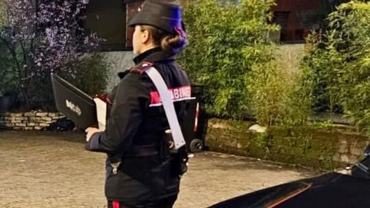 Cocci di vetro, un bastone e un taglierino come armi: violenta rissa a due passi dal centro storico. Tre denunciati