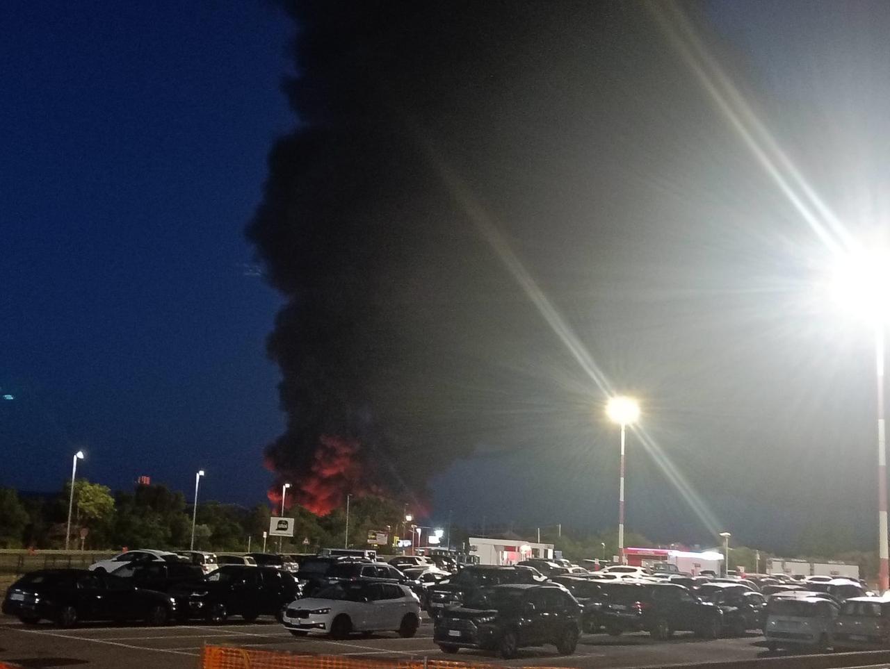Alghero, inferno di fuoco in aeroporto: incendio distrugge decine di auto in sosta – Ecco che cosa sappiamo