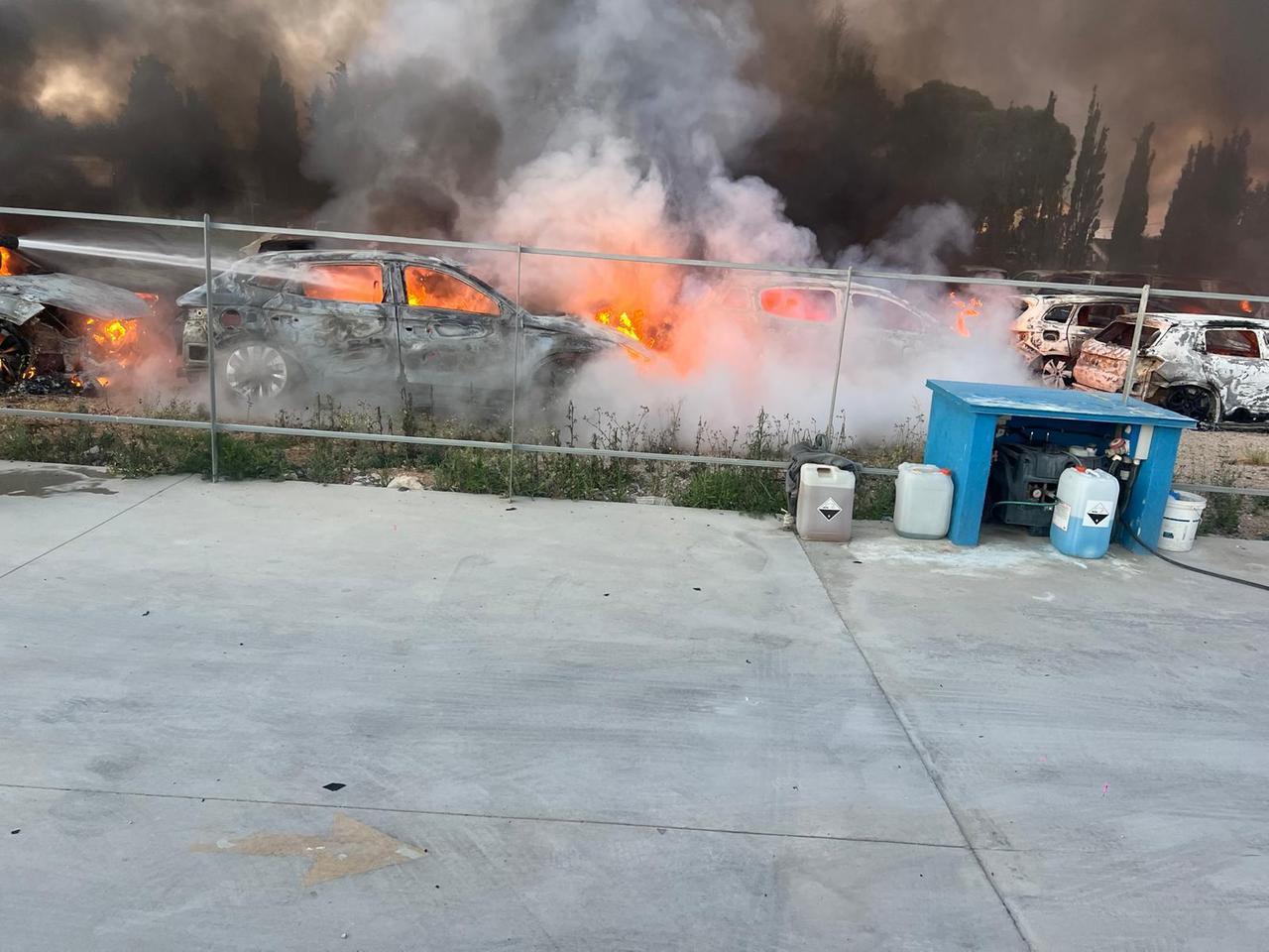 Alghero, inferno di fuoco in aeroporto: incendio distrugge decine di auto in sosta – Ecco che cosa sappiamo