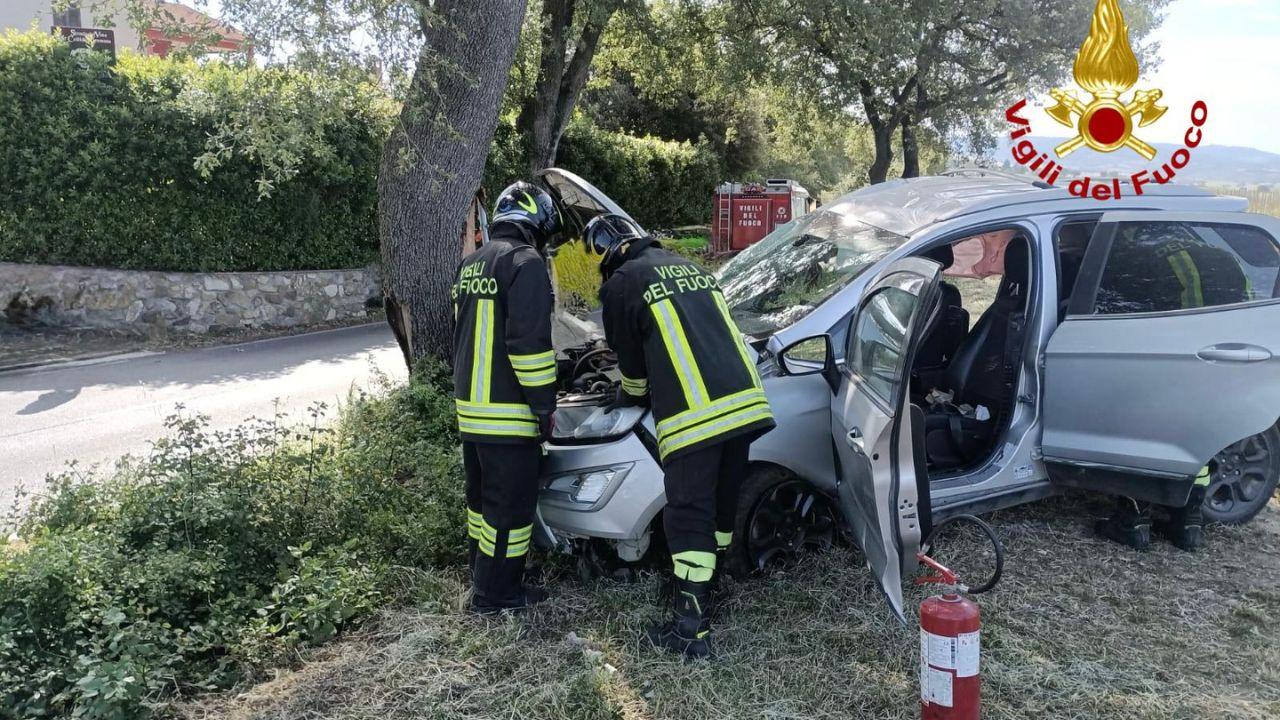 Schianto con l’auto contro l’albero, tre persone in ospedale: c’è anche un neonato