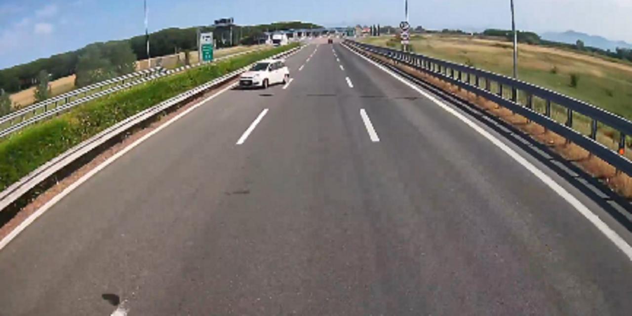 
	L'auto che fa inversione a Stagno nord

