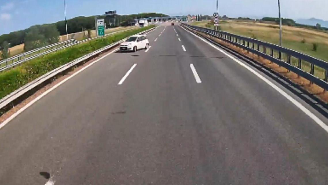 L'auto che fa inversione a Stagno nord