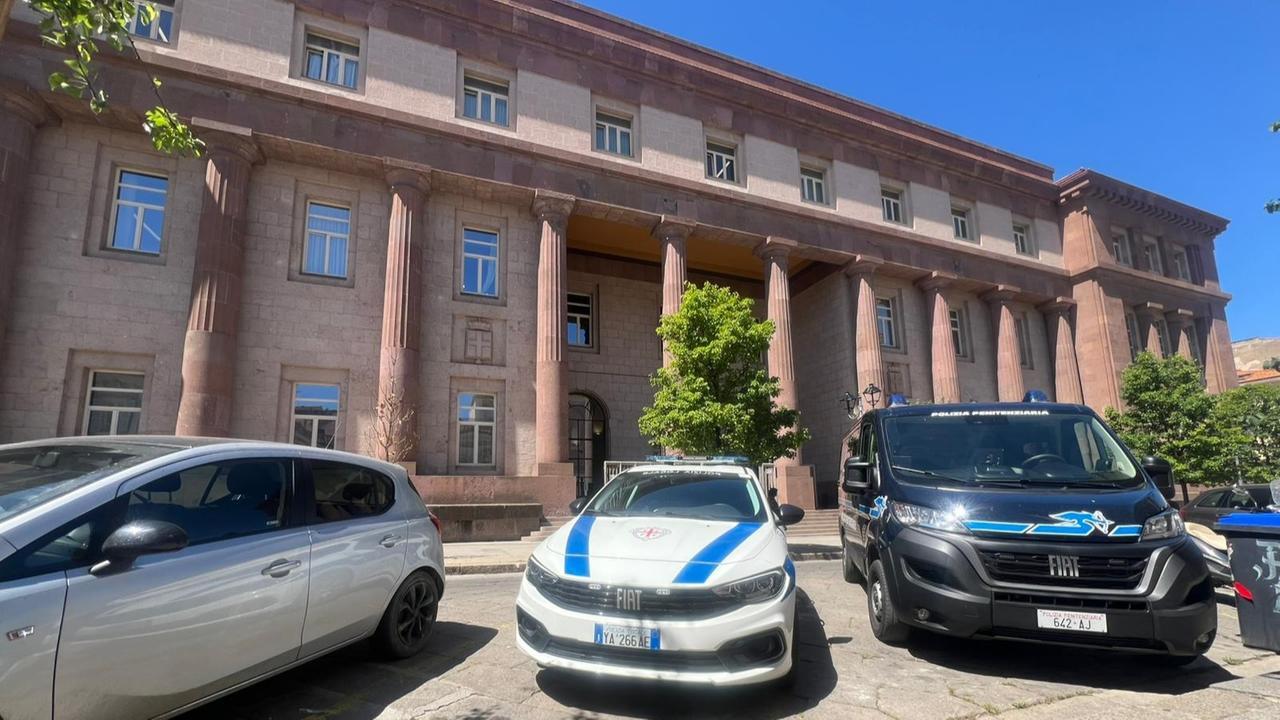 Sassari, in casa hascisc e cocaina: arrestati due fratelli