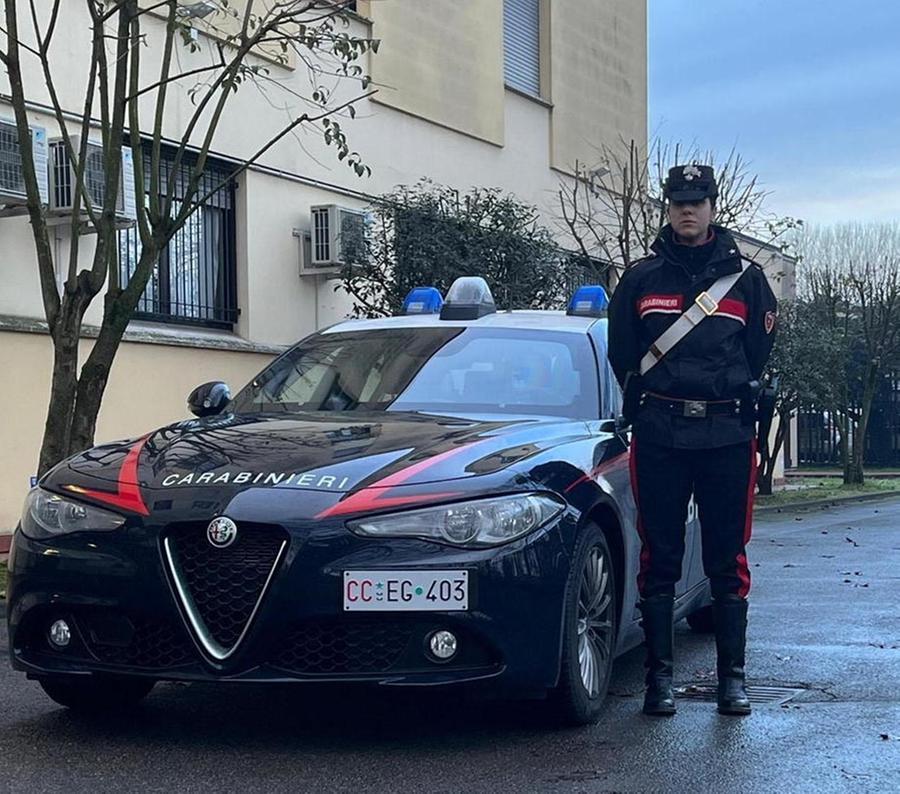Prima li minaccia, poi aizza il suo Rottweiler contro i carabinieri: 55enne arrestato dopo l’uso del taser