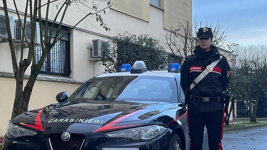 Prima li minaccia, poi aizza il suo Rottweiler contro i carabinieri: 55enne arrestato dopo l’uso del taser