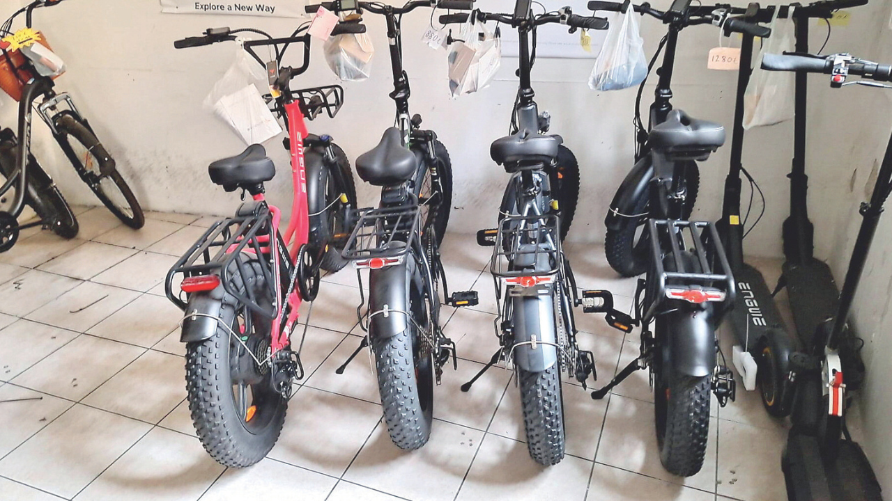 Perde due bici in vacanza all’Isola d’Elba e ora deve pagare 10mila euro – L’incredibile storia di un turista sfortunato