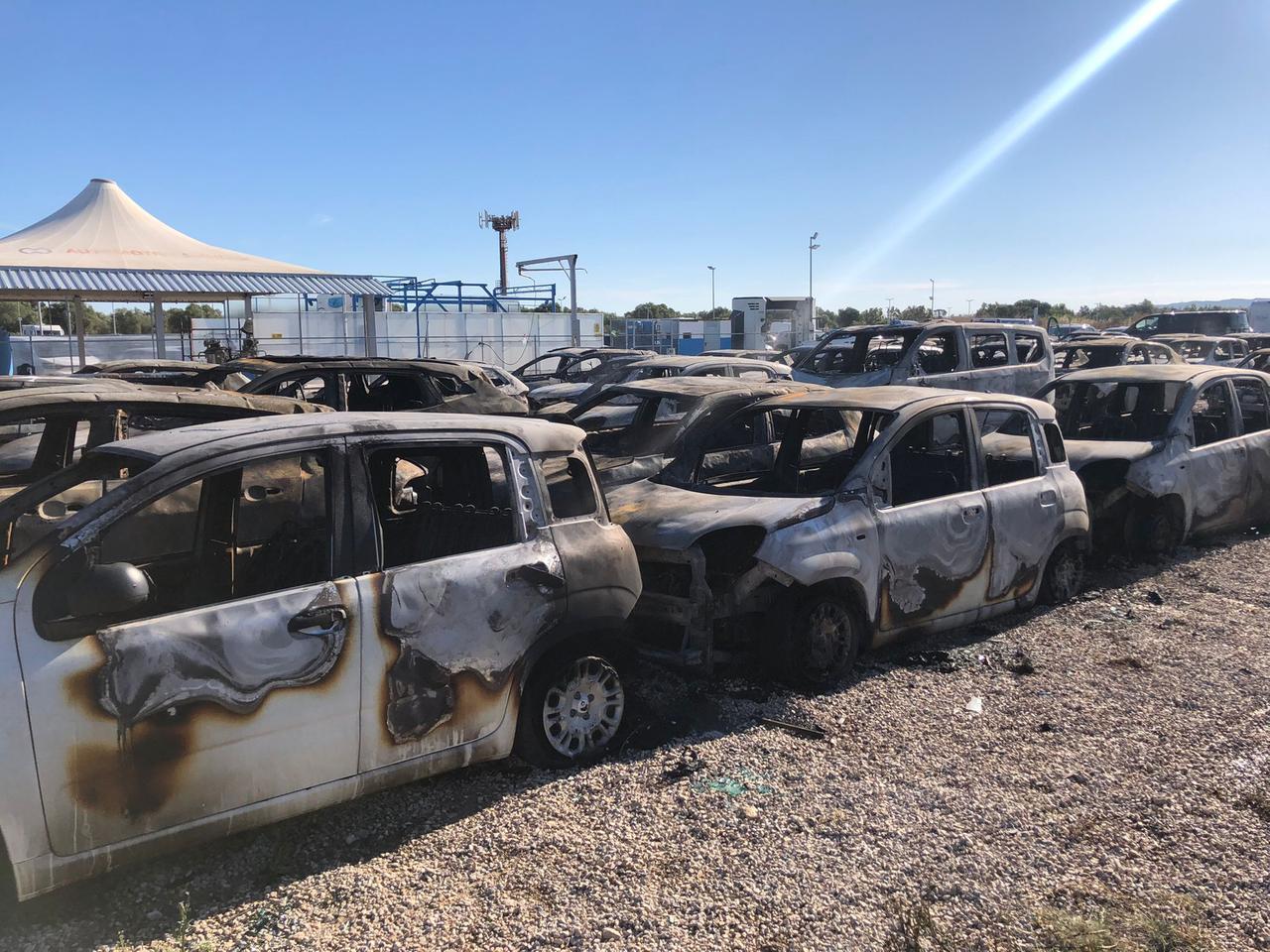 Rogo d’auto ad Alghero, il sindaco Cacciotto: «Episodi isolati, alimentare suggestioni non serve»