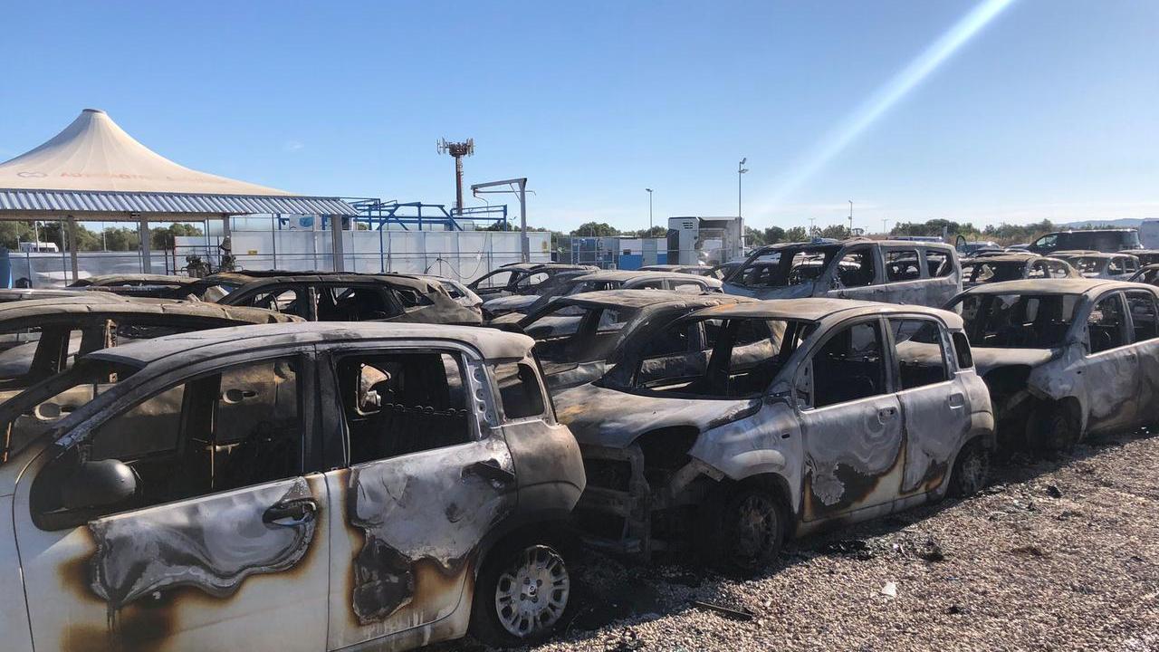 Rogo d’auto ad Alghero, il sindaco Cacciotto: «Episodi isolati, alimentare suggestioni non serve»