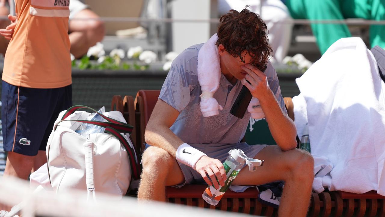 Jannik Sinner fuori dal Roland Garros: crollo fisico contro Cerundolo