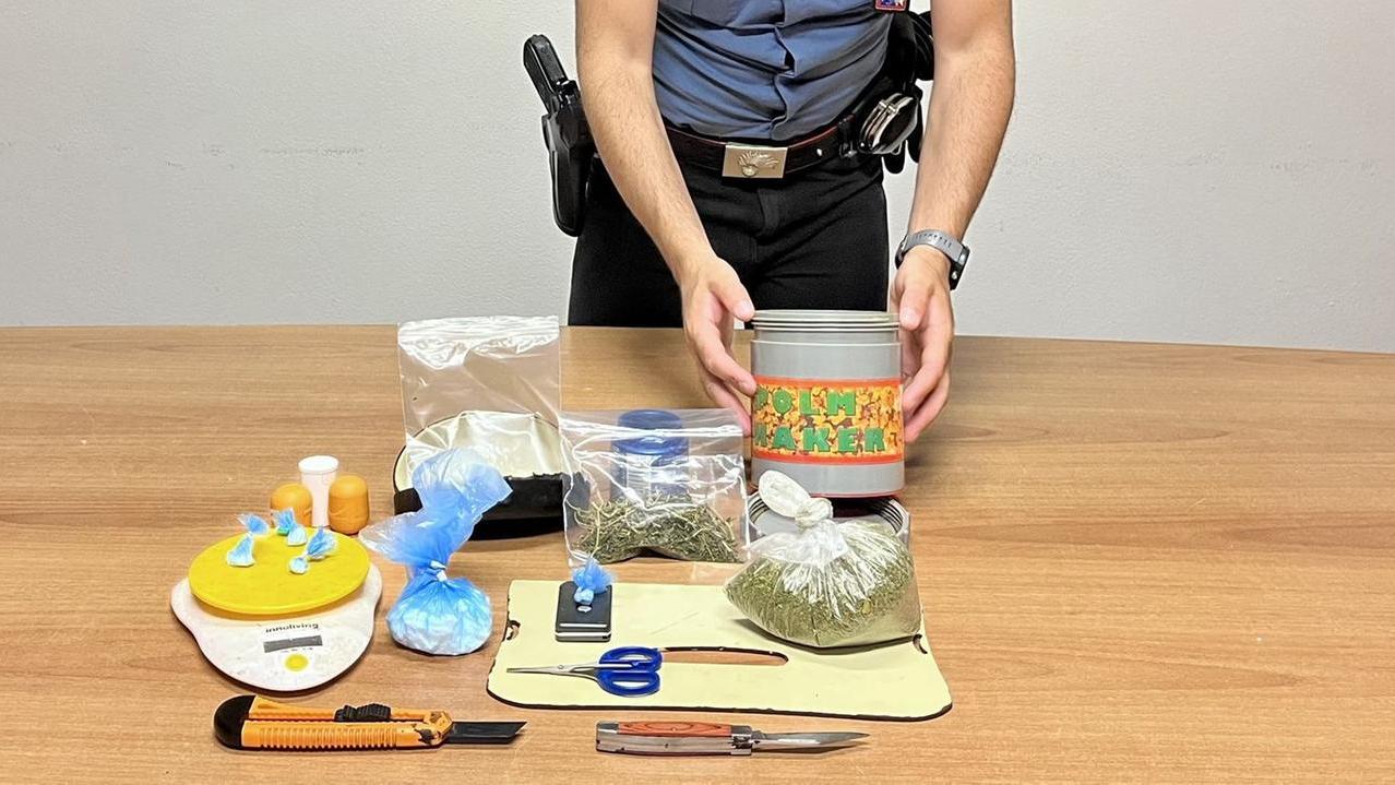 Blitz dei carabinieri in un locale del paese, arrestato un uomo: in casa aveva cocaina, marijuana e hascisc