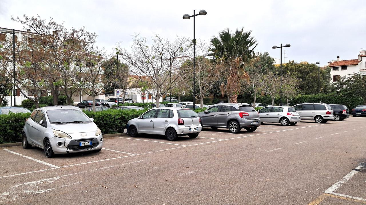 Olbia, auto abbandonate nel piazzale De Rosa: scatta il limite di sosta di 24 ore