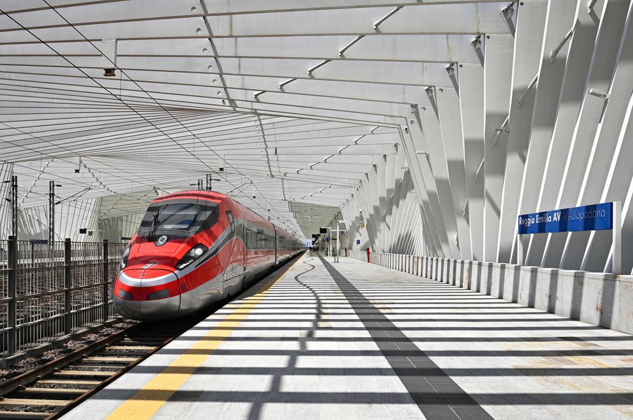 Alta velocità, guasto a un treno Italo a Reggio Emilia: convoglio fermo con 470 persone a bordo, soccorsi in azione