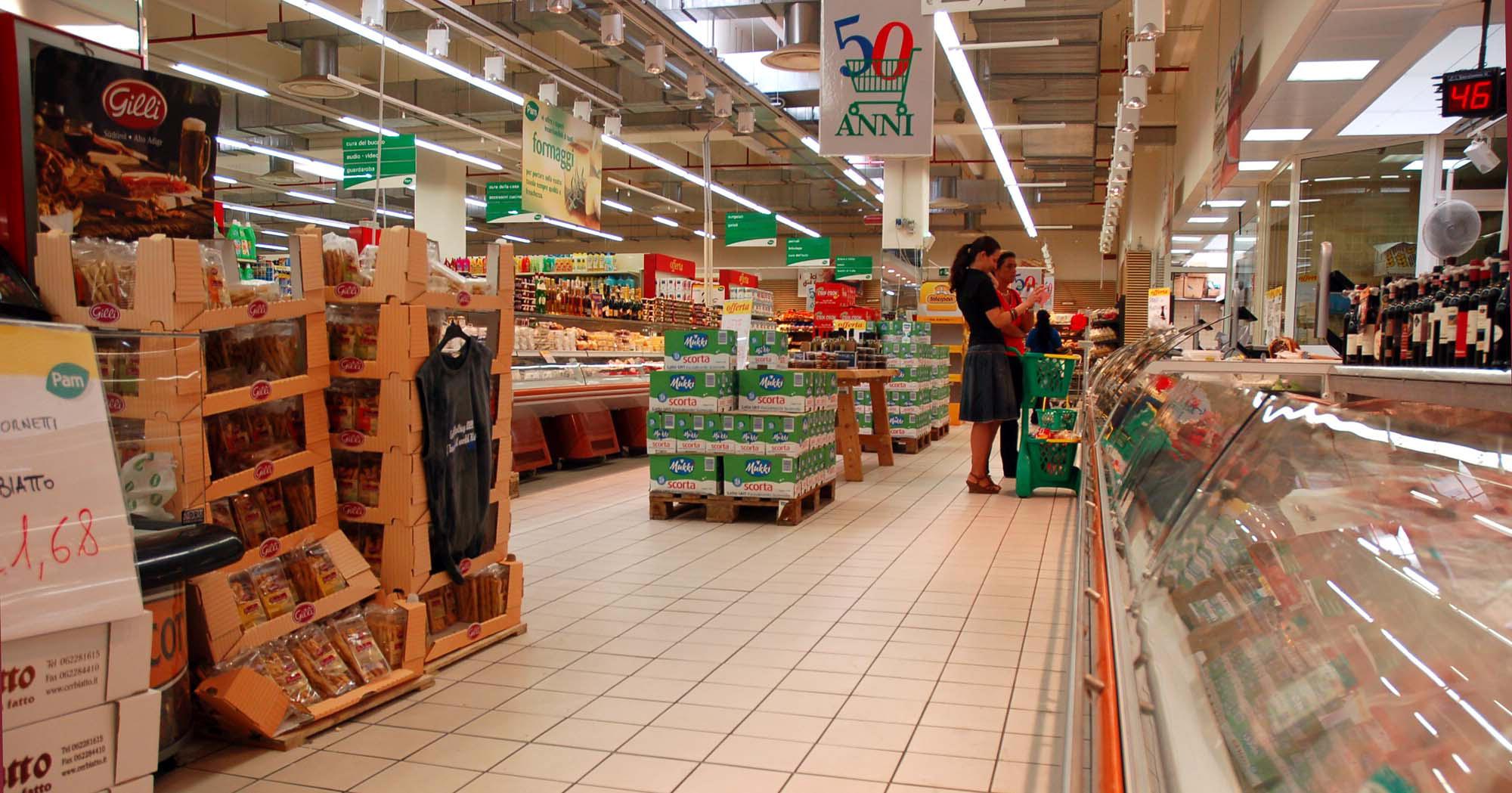 L'interno della Pam di piazza Saragat (foto d'archivio)