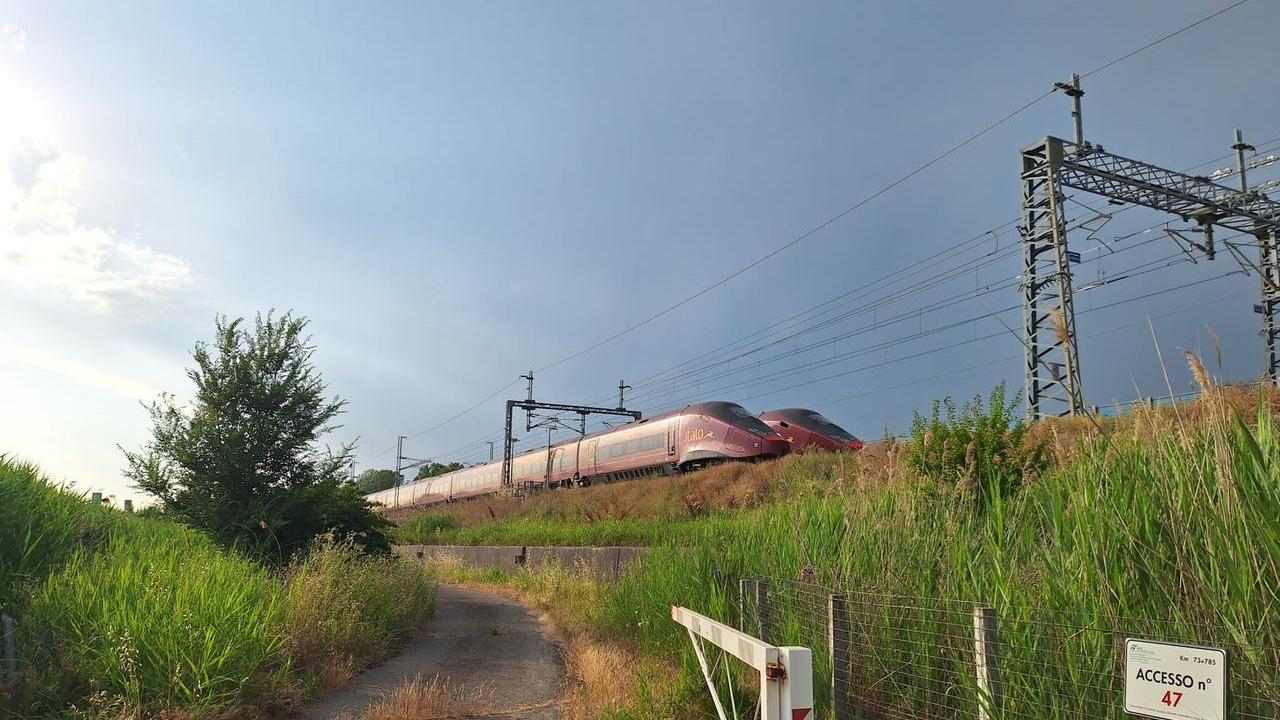 Alta velocità, guasto a un treno Italo a Reggio Emilia: convoglio fermo con 430 persone a bordo, soccorsi in azione