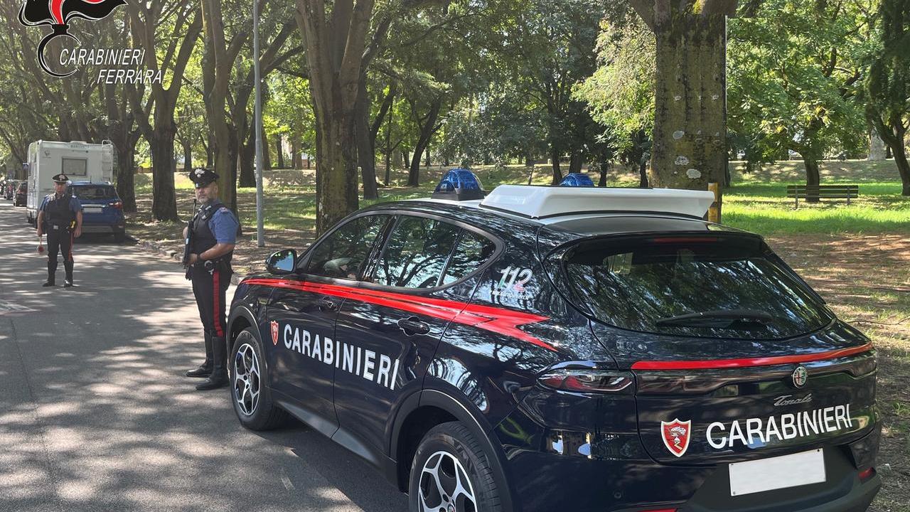 Ferrara, ruba e aggredisce i militari: bloccato con lo spray