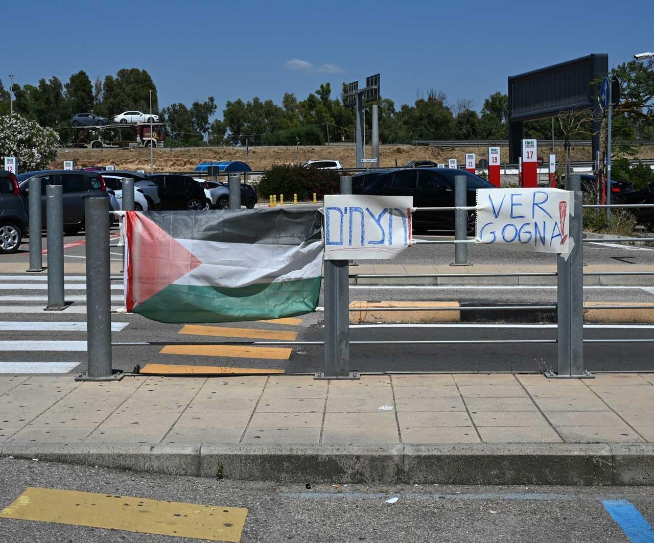 Quattro voli da Israele alla Sardegna, proteste in aeroporto. I parlamentari M5s: «Il governo chiarisca»