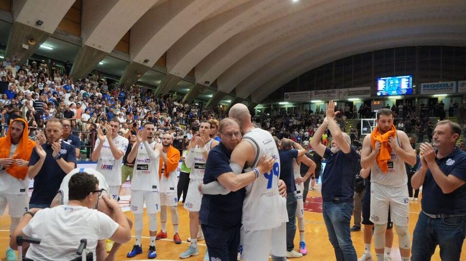 La delusione dei giocatori che ricevono e ricambiano l’applauso del popolo biancoblù (foto Stick)