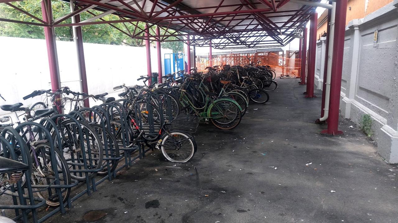 Furti alla velostazione di Ferrara: rubate una decina di biciclette e la rabbia sale