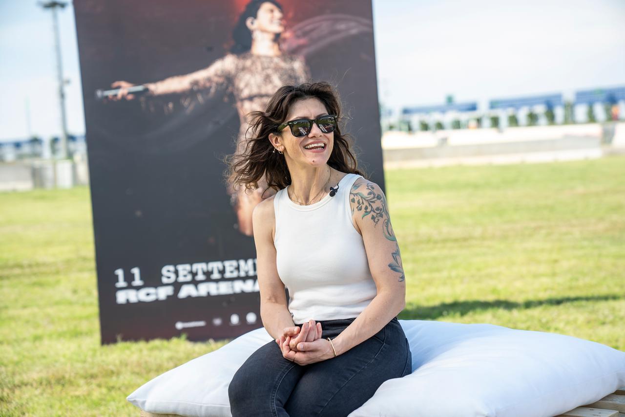 Elisa sceglie Campovolo per il concerto-evento del 2027. Nel suo messaggio l’allarme sui sociali media e rivendica il dovere degli artisti di esporsi «contro le ingiustizie»