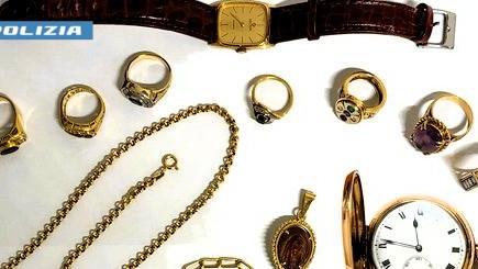 Lucca, arrestato finto poliziotto: aveva appena sottratto a un’anziana gioielli per 12mila euro
