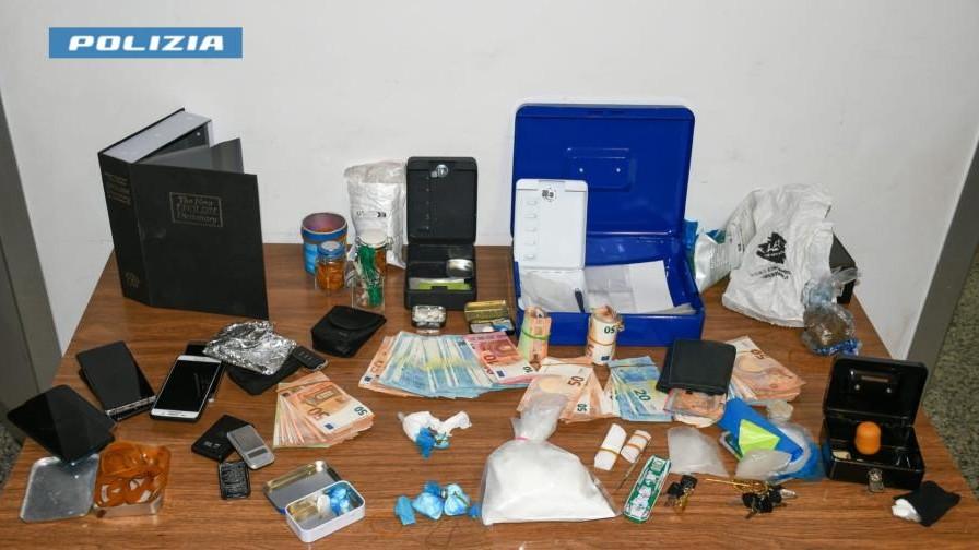 Blitz della Polizia in una casa, maxi sequestro di droga e contanti: arrestato un uomo – Ecco chi è