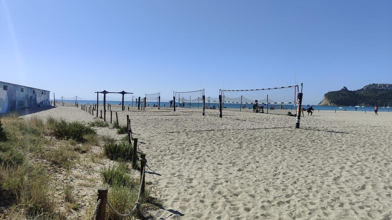 Campi da beach volley abusivi sulla spiaggia, scatta il sequestro della Guardia costiera: cosa è successo