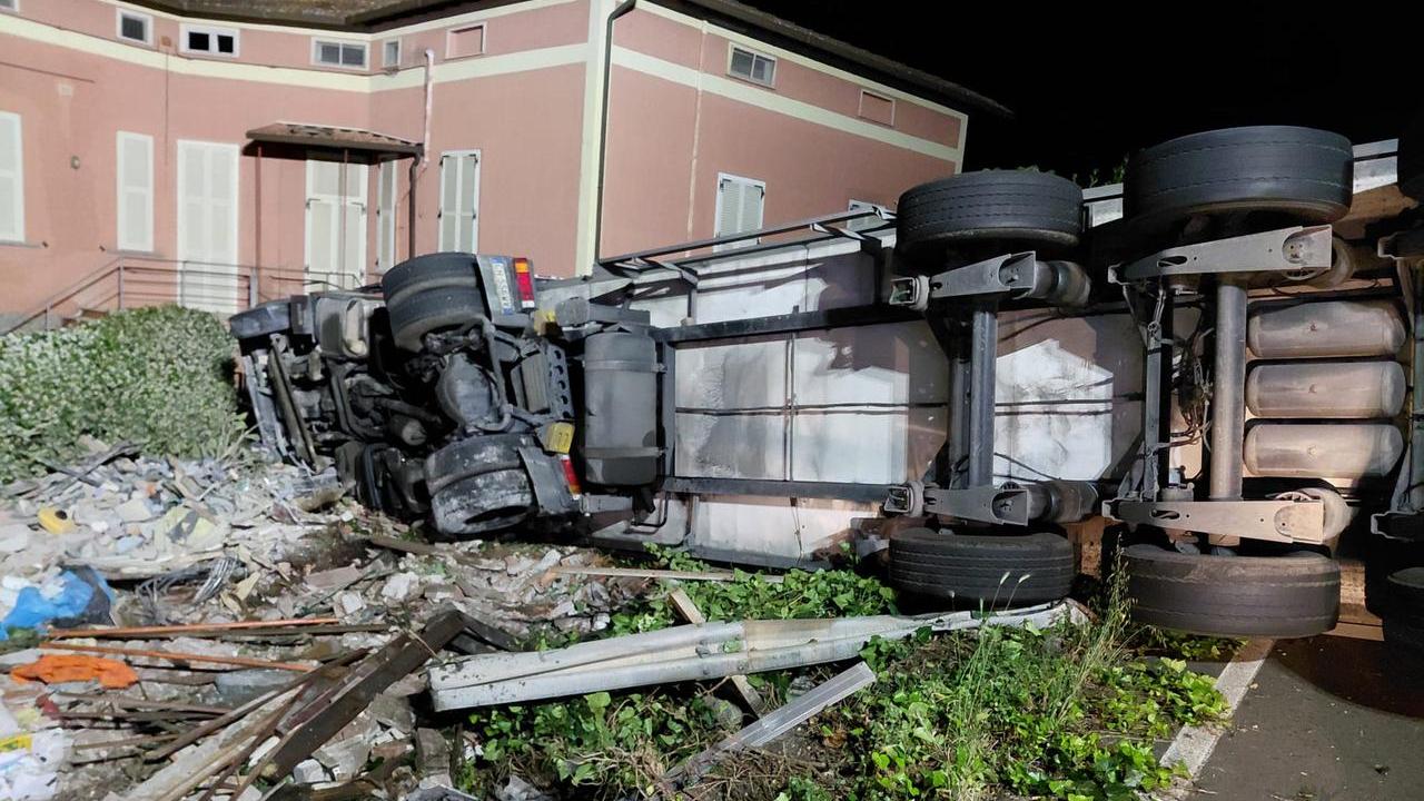 Orbetello, camion contro una casa: tragedia sfiorata sulla statale – Un residente: «Qui si rischia la vita ogni giorno»