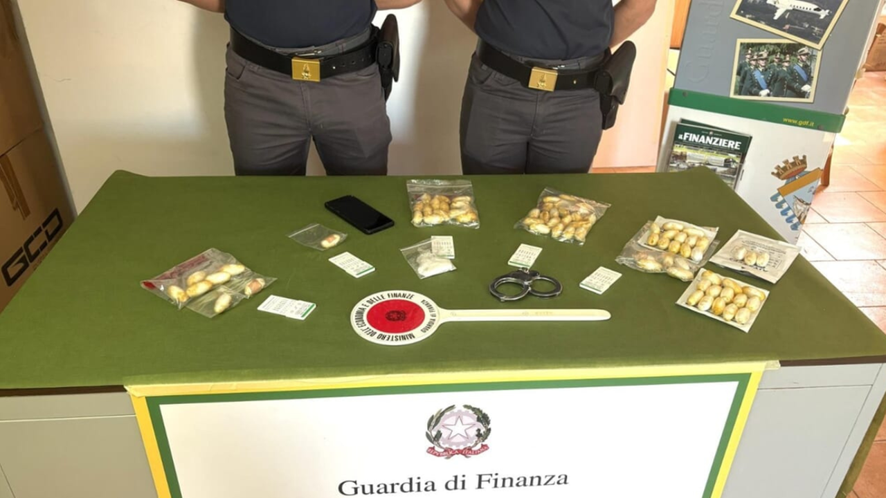 Atterra ad Alghero con 80 ovuli di cocaina in corpo: arrestato un uomo