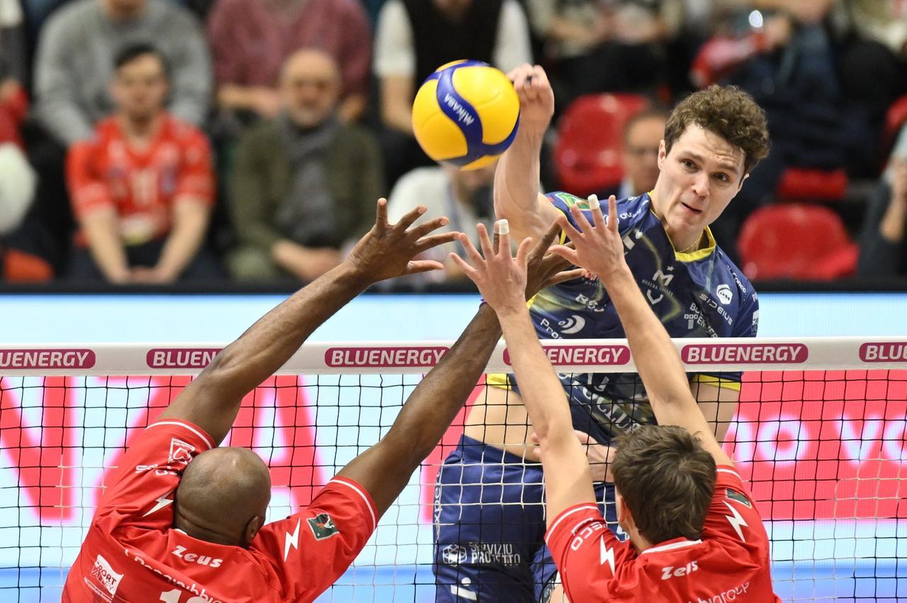 
	Il centrale Pardo Mati attacca contro il muro di Piacenza (Foto: Modena Volley)

