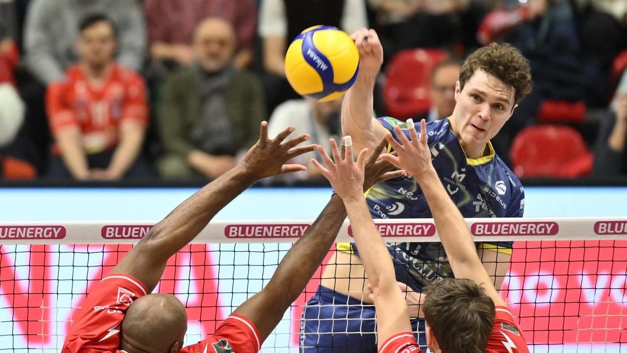 Il centrale Pardo Mati attacca contro il muro di Piacenza (Foto: Modena Volley)