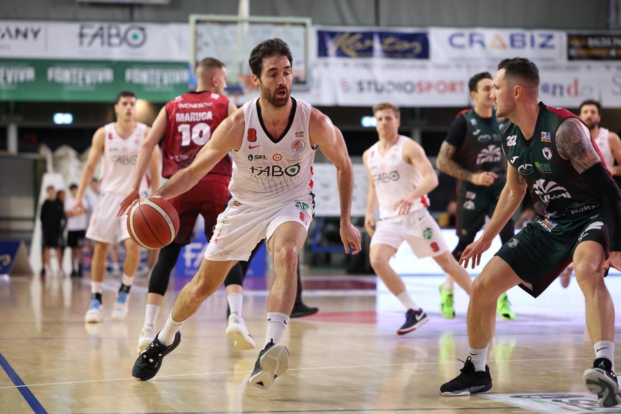 
	Nicola Natali con la maglia della Fabo (foto Nucci)

