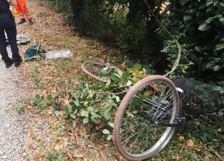 Perde il controllo della bici e si schianta contro un albero, muore un 34enne ad Albinea