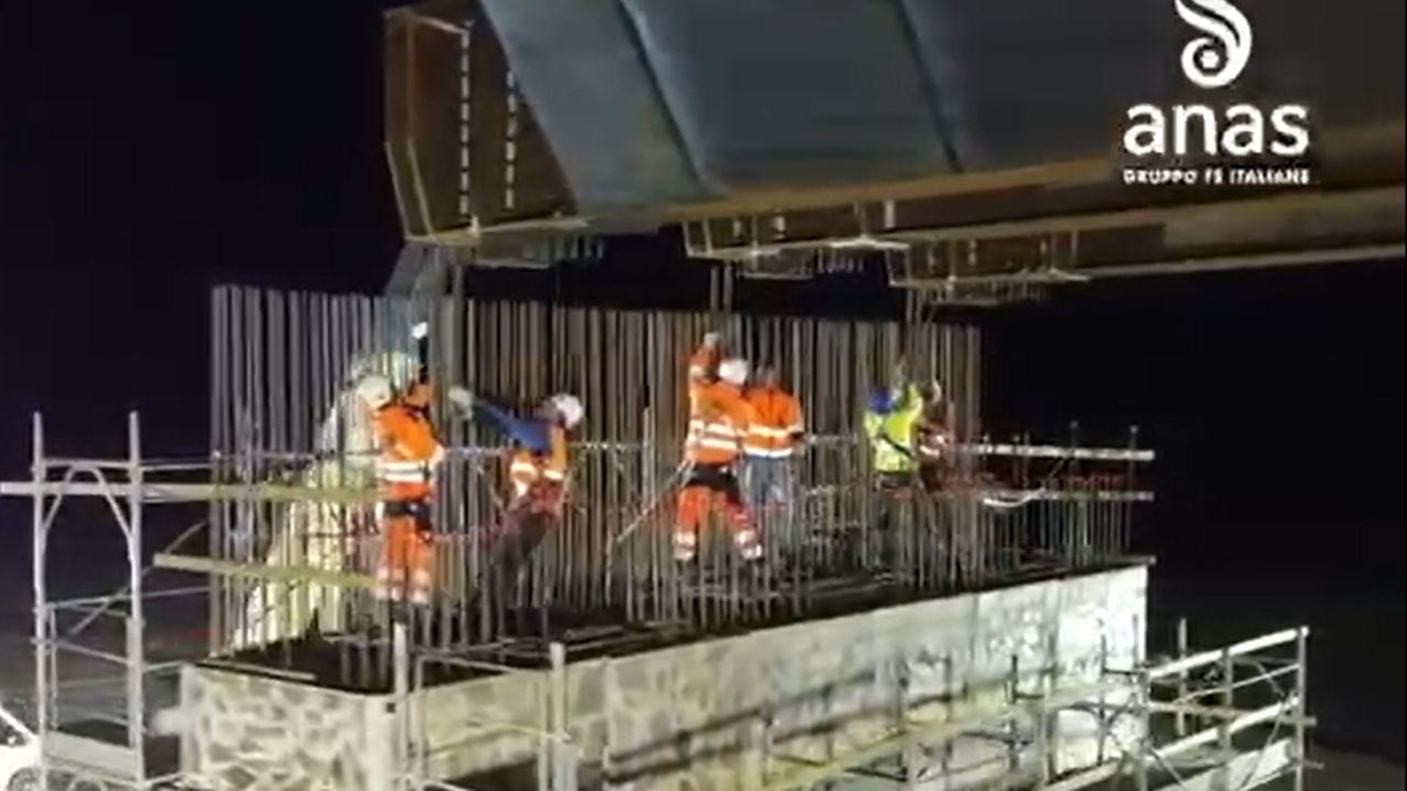 SS131, varato in nottata il cavalcavia del nuovo svincolo Macomer–Mulargia: il video dei lavori