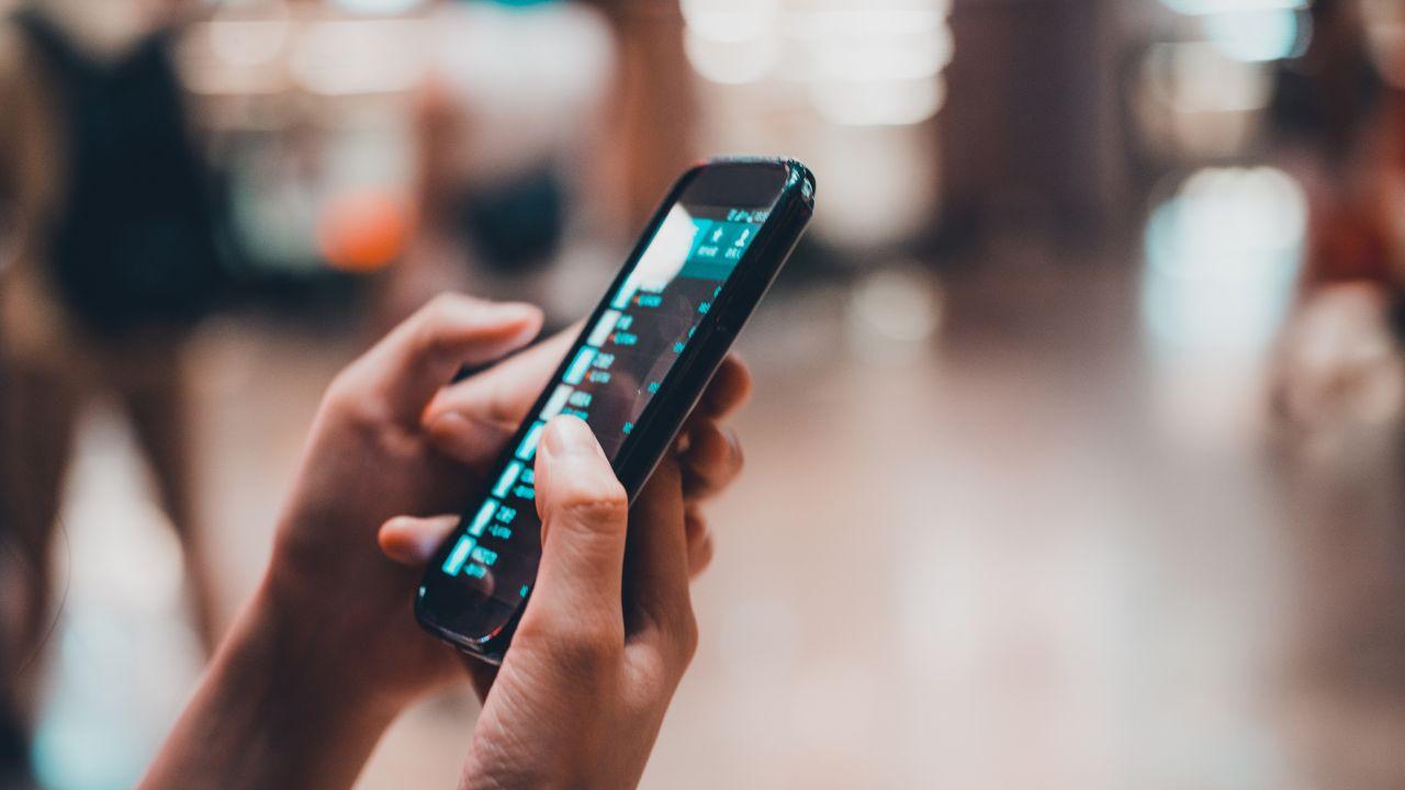 Truffe telefoniche, la lista dei numeri a cui non rispondere – In un attimo vi svuotano il conto