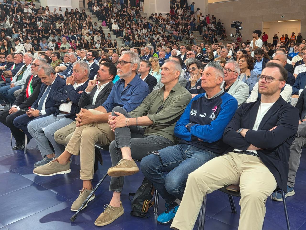 Inaugurato il nuovo Palasport di Castelonvo Monti: presenti i campioni di volley Zorzi, Cantagalli e Lucchetta